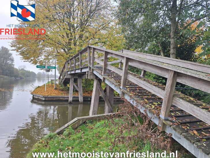 Een iconisch punt op de route van de Elfstedentocht: het bruggetje van Bartlehiem Een iconisch punt op de route van de Elfstedentocht: het bruggetje van Bartlehiem dat de schaatsers tweemaal passeerden