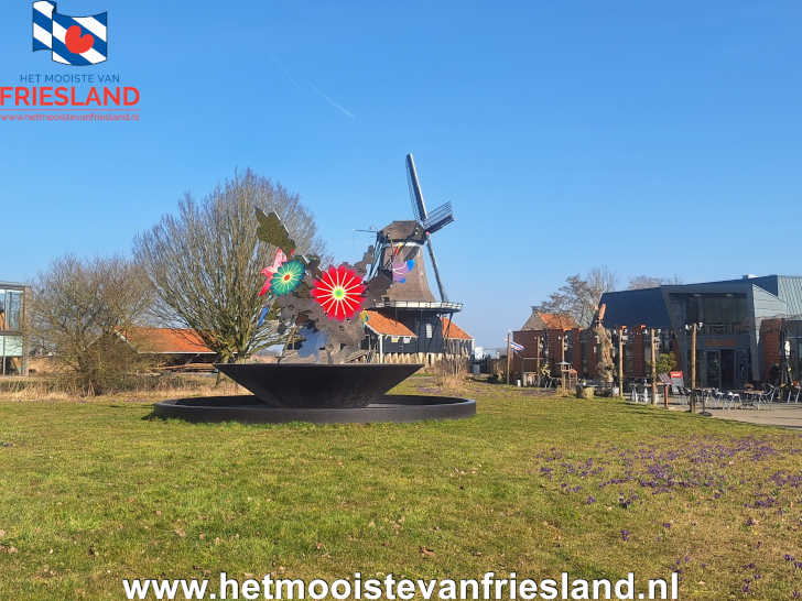 De Fontein van IJlst met op de achtergrond houtzaagmolen De Rat