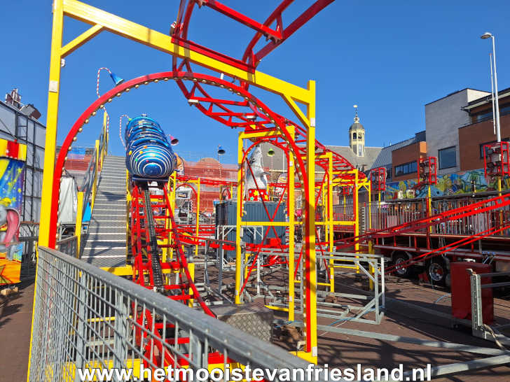 De Sneekweekkermis op het Martiniplein De Sneekweekkermis op het Martiniplein