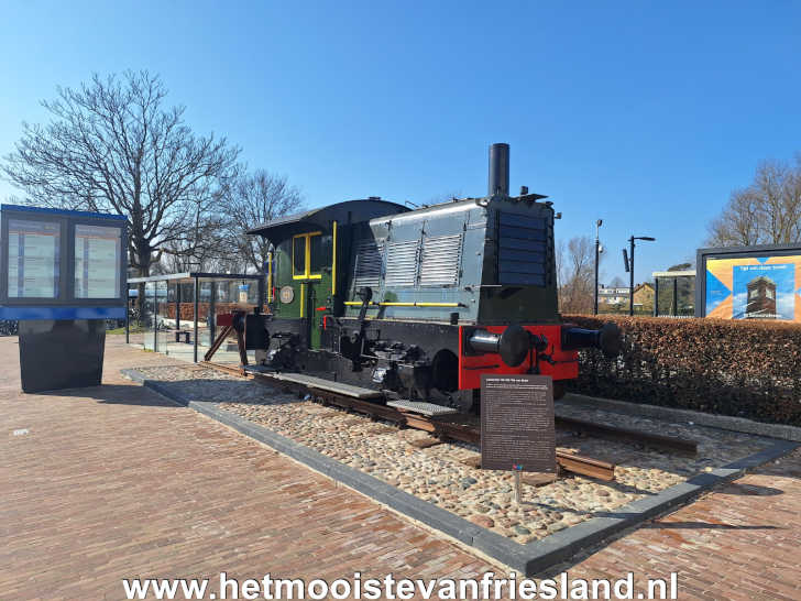 De oude Locomotief naast het Station van Sneek De oude Locomotief naast het Station van Sneek