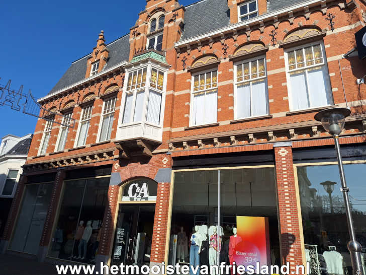Een bekende modeketen in een historisch pand in het winkelgebied van Sneek Een bekende modeketen in een historisch pand in het winkelgebied van Sneek