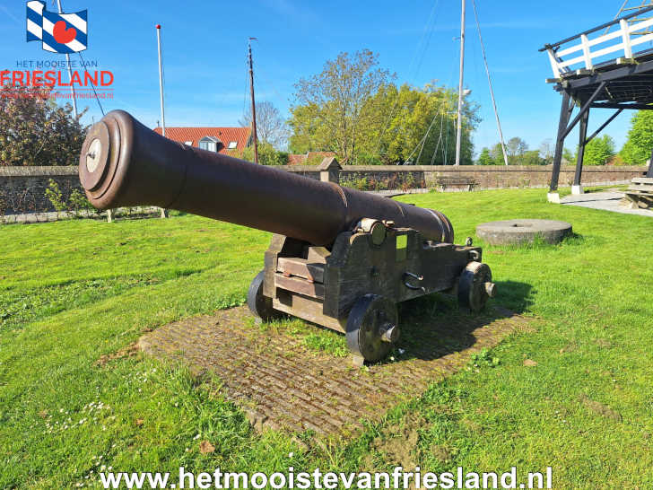 Sloten Friesland: Stadsmuur met kanon