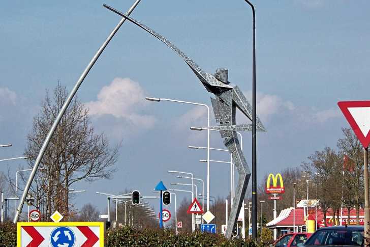 Monument Fierljeppen in Drachten Monument Fierljeppen in Drachten