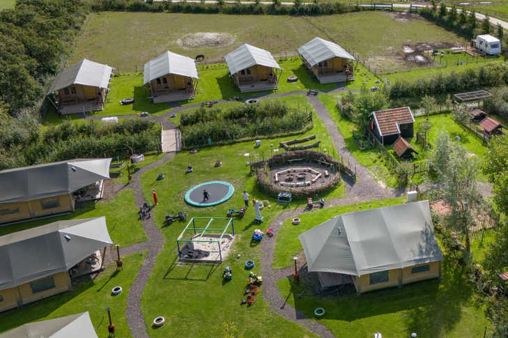 Logeren bij de boer in Friesland: luxe glampingtenten bij FarmCamps De Bonte Fries in Slappeterp Logeren bij de boer in Friesland: luxe glampingtenten bij FarmCamps De Bonte Fries in Slappeterp