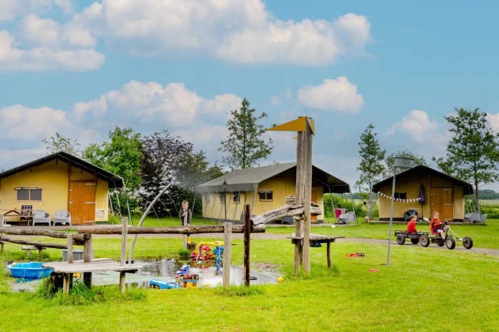 Logeren bij de boer in Friesland: glampingtenten en spelende kinderen bij FarmCamps De Geele Bosch Logeren bij de boer in Friesland: glampingtenten en spelende kinderen bij FarmCamps De Geele Bosch