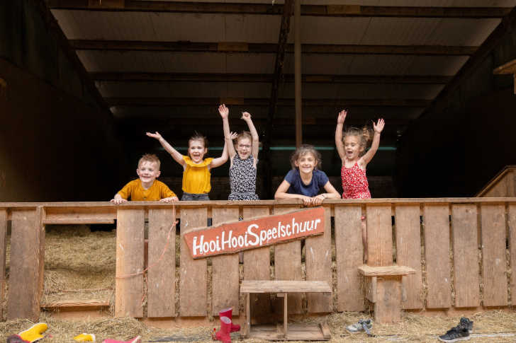 Kinderen spelen in de hooischuur tijdens het logeren bij de boer op FarmCamps De Geele Bosch in Oldeholtwolde Kinderen spelen in de hooischuur tijdens het logeren bij de boer op FarmCamps De Geele Bosch in Oldeholtwolde