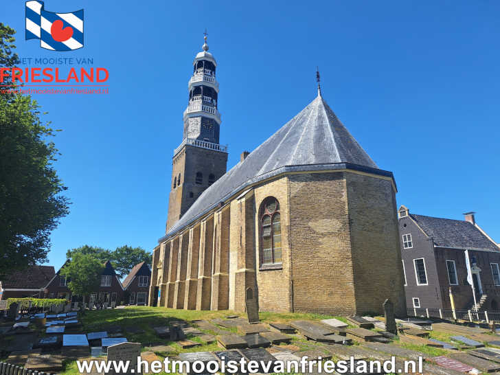 De Grote Kerk van Hindeloopen waakt al eeuwenlang over stad en zee – omringd door verhalen, stenen en stilte. De Grote Kerk van Hindeloopen waakt al eeuwenlang over stad en zee – omringd door verhalen, stenen en stilte.