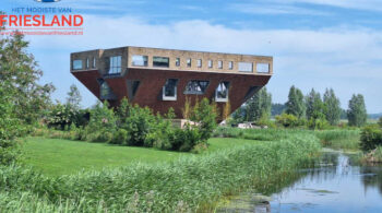 Een huis op de kop in Friesland? Dit opvallende gebouw trekt direct de aandacht en zet je wereld letterlijk even op z’n kop.