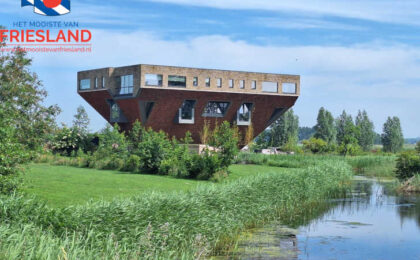 Een huis op de kop in Friesland? Dit opvallende gebouw trekt direct de aandacht en zet je wereld letterlijk even op z’n kop.