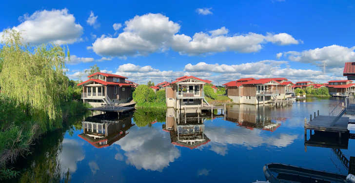 Vakantiehuizen aan het water bij Landal Waterpark Zwartkruis in Friesland