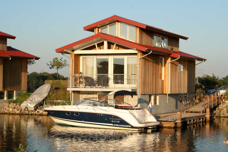 Vakantiehuis aan het water met motorboot bij Landal Waterpark Zwartkruis
