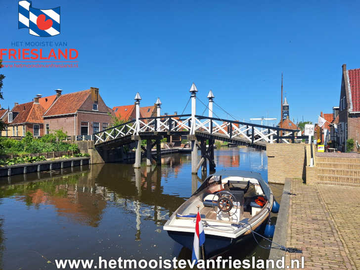 De Wipbrug verbindt meer dan oevers – ze verbindt verleden en heden in het schilderachtige hart van Hindeloopen. De Wipbrug verbindt meer dan oevers – ze verbindt verleden en heden in het schilderachtige hart van Hindeloopen.