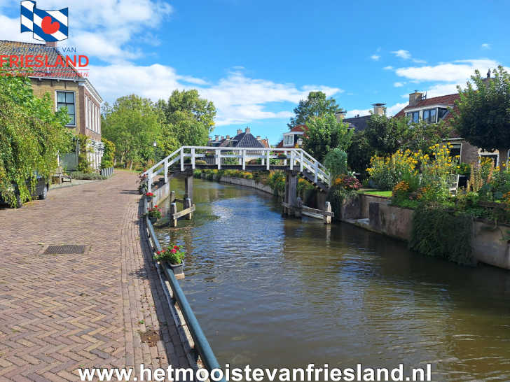 Dit schilderachtige bruggetje verbind beide kaden van de Harnzer Feart (Harlingervaart).