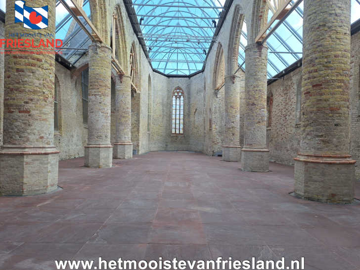 Het interieur en glazen dag van de Broerekerk
