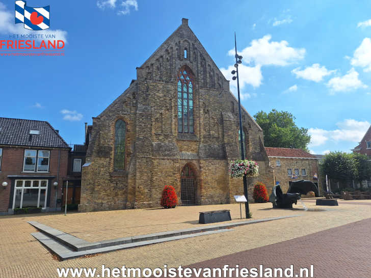 De Broerekerk met de Vleermuisfontein ervoor