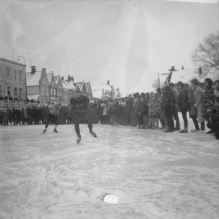 Elfstedentocht 1963 - Harlingen, Anton Verhoeven (voorop) en Jan Uitham - Foto: Nationaal Archief (CC0) Elfstedentocht 1963 - Harlingen, Anton Verhoeven (voorop) en Jan Uitham