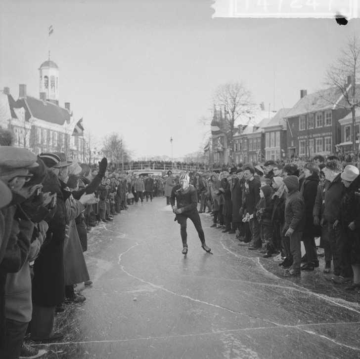 Elfstedentocht 1963 - Dokkum, Reinier Paping vertrekt richting Leeuwarden. Links het stadhuis van Dokkum