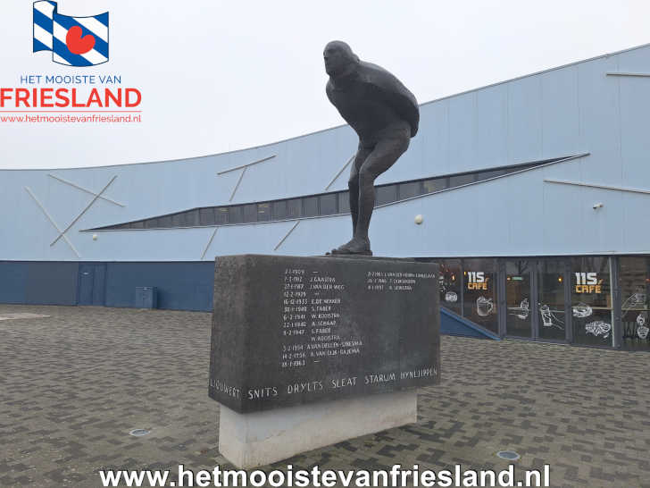 Standbeeld De Elfstedenrijder in Leeuwarden, symbool van de laatste Elfstedentocht van 1997