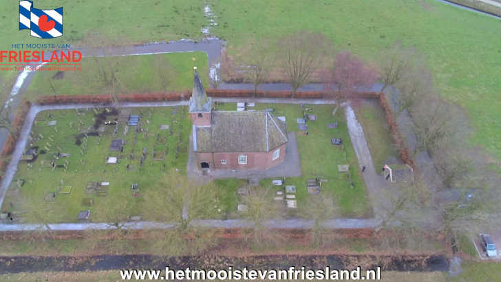 Luchtfoto van de Kapelle van Haskerdijken met het omliggende kerkhof