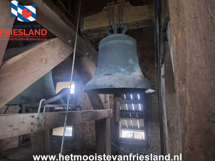 De klokken in de toren van de Johanneskerk in Tzum De klokken in de toren van de Johanneskerk in Tzum