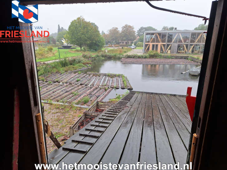 Boomstammen in het water en de sleephelling bij De Rat in IJlst