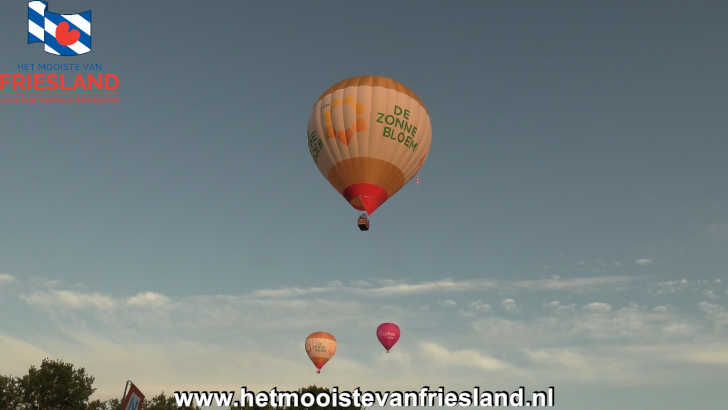 Heteluchtballonnen in de lucht tijdens de Friese Ballonfeesten in Joure Heteluchtballonnen in de lucht tijdens de Friese Ballonfeesten in Joure