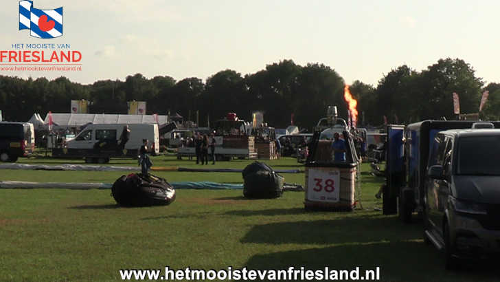Voorbereiding van de heteluchtballonnen op de Friese Ballonfeesten in Joure Voorbereiding van de heteluchtballonnen op de Friese Ballonfeesten in Joure