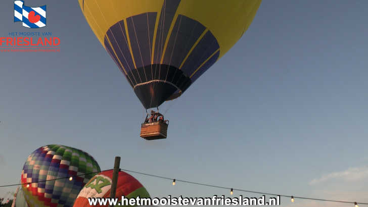 Opstijgende heteluchtballon tijdens de Friese Ballonfeesten in Joure Opstijgende heteluchtballon tijdens de Friese Ballonfeesten in Joure