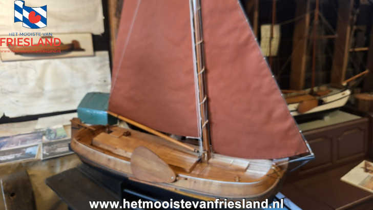 Schaalmodel van het houten skûtsje Æbelina in het Skûtsjemuseum Schaalmodel van het houten skûtsje Æbelina in het Skûtsjemuseum