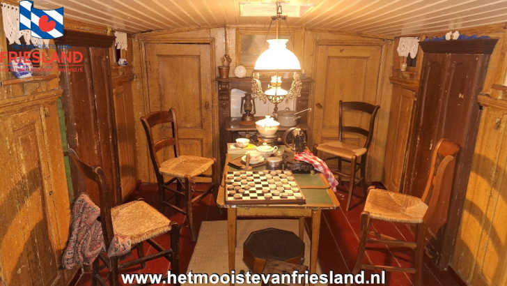 Historische scheepskajuit met de woonruimte van een schippersgezin in het Skûtsjemuseum Historische scheepskajuit met de woonruimte van een schippersgezin in het Skûtsjemuseum