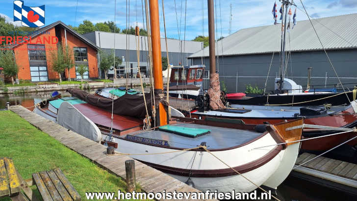 Historisch skûtsje Dorp Grouw uit 1910 bij het Skûtsjemuseum Historisch skûtsje Dorp Grouw uit 1910 bij het Skûtsjemuseum