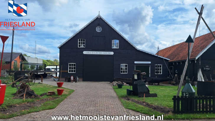 Ingang van het Skûtsjemuseum in Earnewâld Ingang van het Skûtsjemuseum in Earnewâld