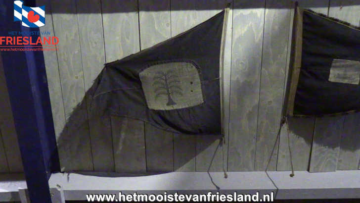 Historische zwarte treurwilgvlag uit de collectie van het Skûtsjemuseum in Earnewâld Historische zwarte treurwilgvlag uit de collectie van het Skûtsjemuseum in Earnewâld