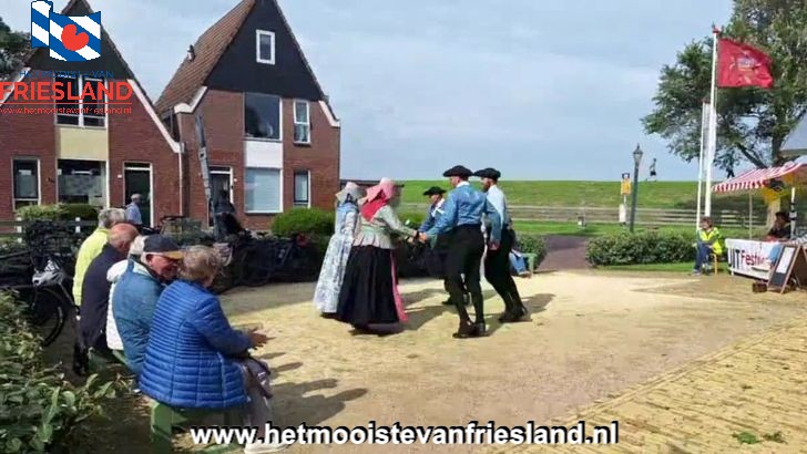 Aald Hielpen treedt op tijdens het UITfestival Waterland van Friesland in Hindeloopen Aald Hielpen treedt op tijdens het UITfestival Waterland van Friesland in Hindeloopen