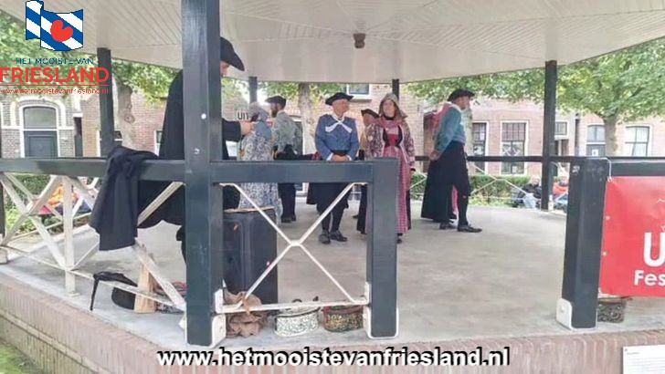 Aald Hielpen treedt op in de muziektent tijdens het UITfestival in Hindeloopen Aald Hielpen treedt op in de muziektent tijdens het UITfestival in Hindeloopen