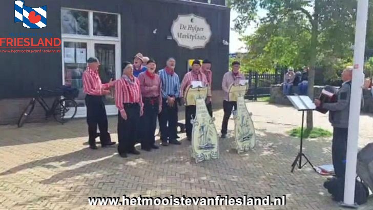 Zeemanskoor Auke Wybesz treedt op aan de Havenkade tijdens het UITfestival in Hindeloopen Zeemanskoor Auke Wybesz treedt op aan de Havenkade tijdens het UITfestival in Hindeloopen