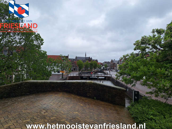 Uitzicht vanaf de Waterpoort over de grachten van Sneek Uitzicht vanaf de Waterpoort over de grachten van Sneek