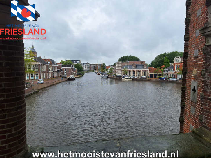 Uitzicht vanaf de Waterpoort over De Kolk in Sneek Uitzicht vanaf de Waterpoort over De Kolk in Sneek
